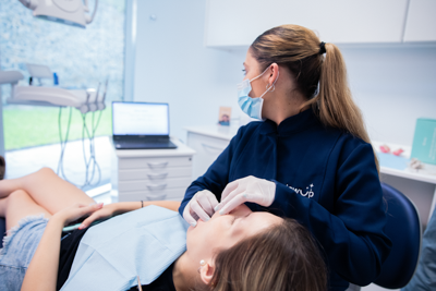 Clínica Dental Glow Up en Villa Urquiza - Tratamientos de Ortodoncia con Alineadores Invisibles